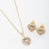 CJX-00053 CONJUNTO BANHADO A OURO 18K COM PINGENTE E BRINCOS EM FORMATO DE CORAÇÃO