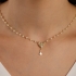 GI-00127 GARGANTILHA INFANTIL BANHADA A OURO 18K COM DETALHES EM PÉROLAS E PINGENTE DE NOSSA SENHORA APARECIDA