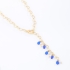 GR-00484 COLAR GRAVATA COM CORRENTE DE CORAÇÕES E DETALHES PENDENTES EM GOTAS AZUIS E PÉROLAS
