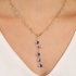 GR-00484 COLAR GRAVATA COM CORRENTE DE CORAÇÕES E DETALHES PENDENTES EM GOTAS AZUIS E PÉROLAS