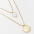 GR-01242 COLAR DUPLO BANHADO A OURO 18K COM PINGENTE DE CONCHA E DETALHE EM PÉROLA