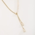GR-01257 COLAR BANHADO A OURO 18K MODELO GRAVATINHA COM DETALHES EM PÉROLAS.