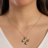GR-01703 GARGANTILHA COM PINGENTE DE FLOR E DETALHE CENTRAL EM PÉROLA