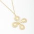 GR-01703 GARGANTILHA COM PINGENTE DE FLOR E DETALHE CENTRAL EM PÉROLA