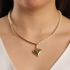 GR-01858 COLAR BANHADO A OURO 18K COM DETALHES EM PÉROLAS E PINGENTE DE CORAÇÃO