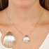 GR-02285 COLAR BANHADO A OURO 18K COM PINGENTE TEXTURIZADO EM FORMATO ORGÂNICO E DETALHES EM ESFERAS