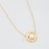 GR-02290-COLAR BANHADO A OURO 18K COM PINGENTE ORGÂNICO E DETALHE EM PÉROLA