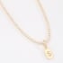 GR-02317 GARGANTILHA BANHADA A OURO 18K RIVIERA COM PINGENTE DE LETRA