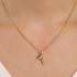 GR-02383 GARGANTILHA BANHADA A OURO 18K COM PINGENTE DE MENINO SEGURANDO BALÃO 