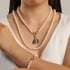 GR-01455 COLAR DE PÉROLAS BANHADO A OURO 18K COM DESIGN CLÁSSICO E ATEMPORAL