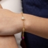 PI-00094 PULSEIRA INFANTIL BANHADA A OURO 18K COM DETALHES EM PÉROLA E PEDRAS COLORIDAS