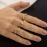 AN-01477 ANEL BANHADO A OURO 18K COM DESIGN ASSIMÉTRICO E DETALHE CRAVEJADO