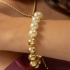 PU-00752 PULSEIRA COM PÉROLAS BRANCAS E ESFERAS DOURADAS