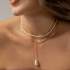 GR-01857-COLAR COM DESIGN MODERNO E PINGENTE EM PÉROLA FORMATO DE GOTA 