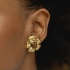 BR-02666 BRINCO BANHADO A OURO 18K DE FLOR COM DETALHE EM PÉROLA