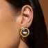 BRM-02289 BRINCO BANHADO A OURO 18K COM DESIGN CIRCULAR E DETALHE CENTRAL BANHADO A RÓDIO