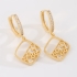 OUTBT-0976 BRINCO BANHADO A OURO 18K COM ARGOLA CRAVEJADA E PINGENTE GEOMÉTRICO DETALHADO EM ZIRCÔNIAS