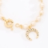 PU-00026 PULSEIRA BANHADA A OURO 18K COM PÉROLAS E PINGENTE EM FORMATO DE FERRADURA  EM ZIRCÔNIAS