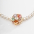 PU-00559 PULSEIRA COM DETALHES EM PÉROLAS E PINGENTE DE FLOR COLORIDA