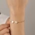 PU-00748 PULSEIRA COM PÉROLAS SHELL E ELOS DELICADOS