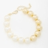 PU-00752 PULSEIRA COM PÉROLAS BRANCAS E ESFERAS DOURADAS