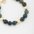 PU-00770 PULSEIRA COM ESFERAS FACETADAS EM TONS TERROSOS E DETALHES DOURADOS