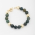 PU-00770 PULSEIRA COM ESFERAS FACETADAS EM TONS TERROSOS E DETALHES DOURADOS