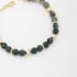 PU-00771 PULSEIRA COM ESFERAS FACETADAS EM PEDRAS COLORIDAS E DETALHES DOURADOS