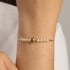 PU-00846 PULSEIRA GRAVATA COM DETALHES EM PÉROLAS E ESFERA CENTRAL POLIDA
