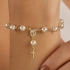 PU-01033 -PULSEIRA BANHADA A OURO 18K COM PÉROLAS E PINGENTE RELIGIOSO COM MEDALHA