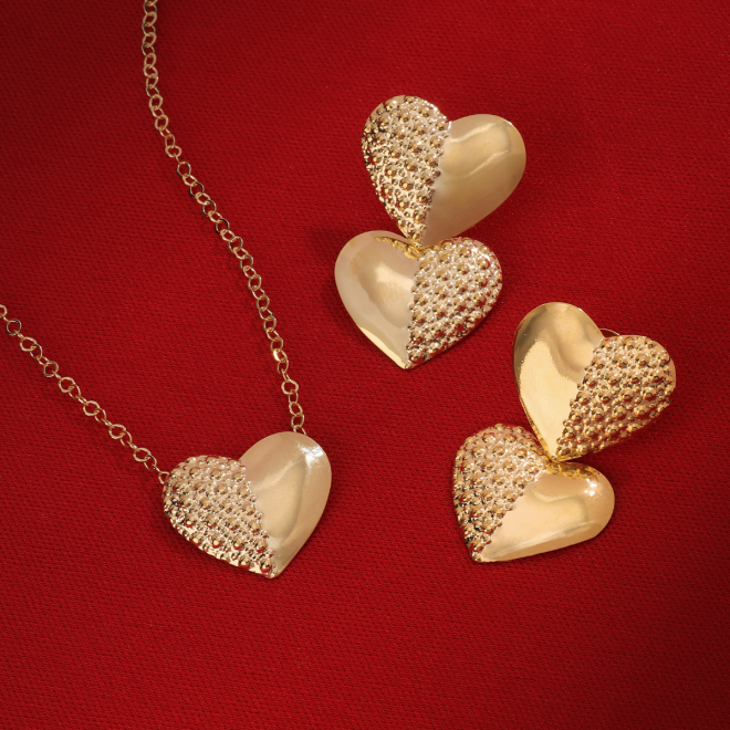 GR-02546- GARGANTILHA BANHADA A OURO 18K DE CORAÇÃO COM DETALHES TEXTURIZADOS