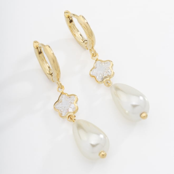 AC-0760 BRINCO BANHADO A OURO 18K COM ARGOLA, PEDRA CRISTAL EM FORMATO DE FLOR E PÉROLA GOTA