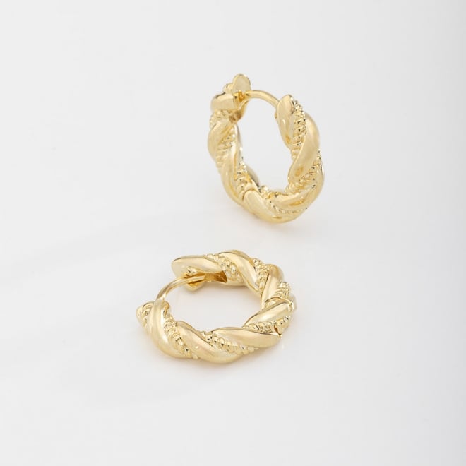 AC-0782 -BRINCO BANHADO A OURO 18K DE ARGOLA COM DESIGN TORCIDO