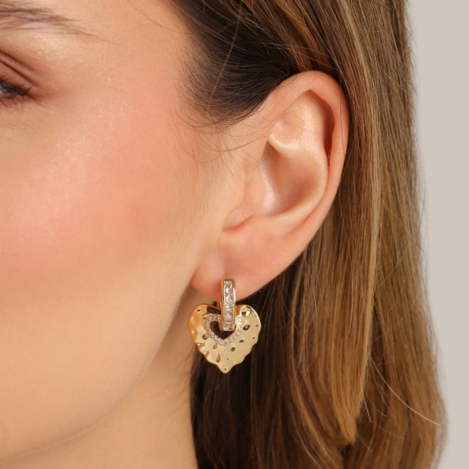 AC-0848 BRINCO BANHADO A OURO 18K COM ARGOLA EM ZIRCÔNIA E CORAÇÃO