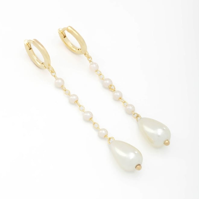 AC-0863 BRINCO BANHADO A OURO 18K COM ARGOLA, CORRENTE DE MINI PÉROLAS E PÉROLA GOTA
