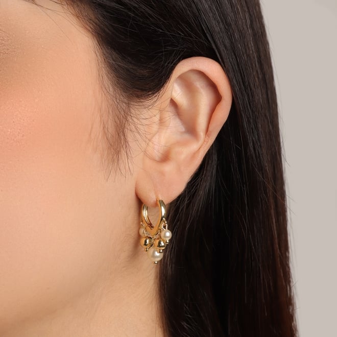 AC-0872 BRINCO BANHADO A OURO 18K COM ARGOLA E PINGENTES DE PÉROLAS 4 MM E ESFERAS LISAS