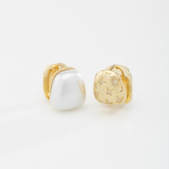 AC-0887 BRINCO BANHADO A OURO 18K DUPLA FACE COM PÉROLA DE UM LADO E ESTRELAS