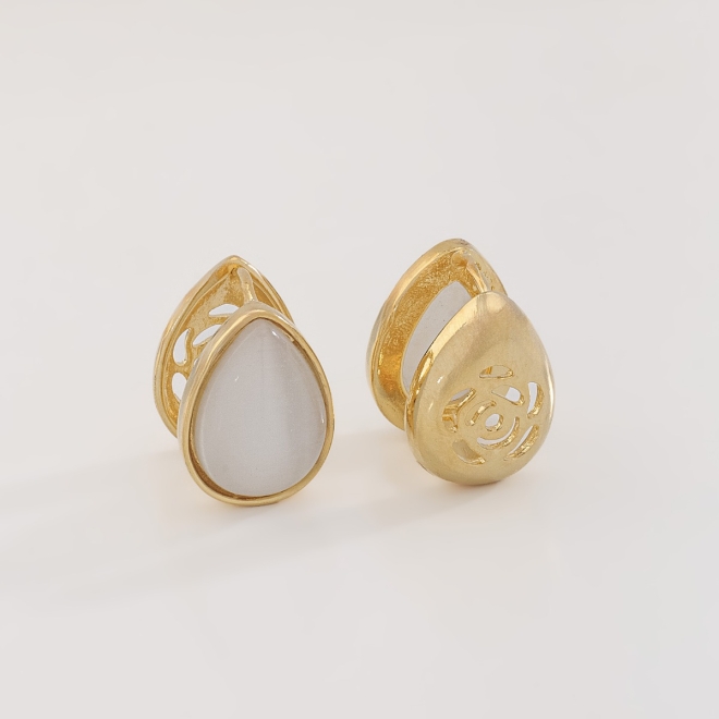 AC-0928 BRINCO DUPLA FACE BANHADO A OURO 18K COM DESIGN EM GOTA E DETALHE EM MADRE PÉROLA