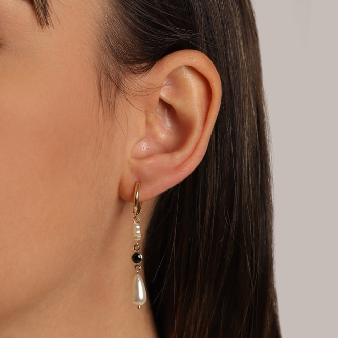 AC-0961 BRINCO BANHADO A OURO 18K COM ARGOLA, FLOR EM MADREPÉROLA, PEDRA PRETA E PÉROLA GOTA