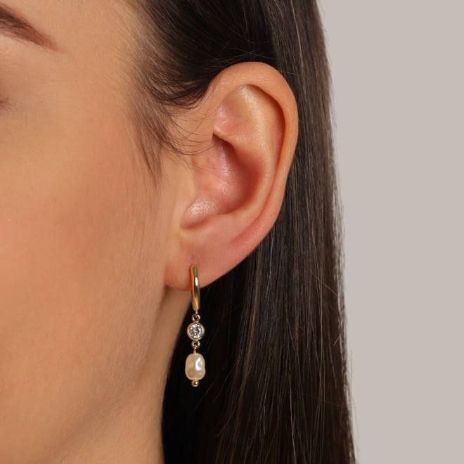 AC-0962 BRINCO ARGOLA BANHADO A OURO 18K COM DETALHE EM ZIRCÔNIA E PINGENTE DE PÉROLA