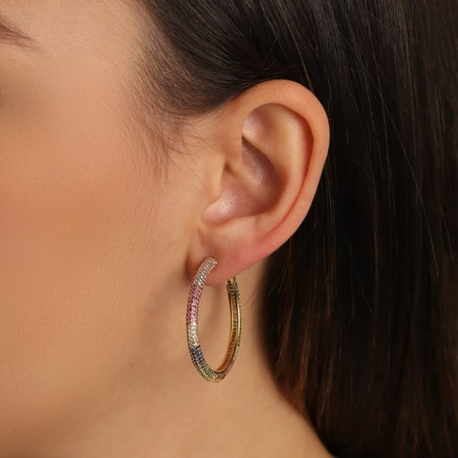 ACX-0021 BRINCO ARGOLA BANHADO A OURO 18K COM FILEIRAS CRAVEJADAS EM ZIRCÔNIAS COLORIDAS