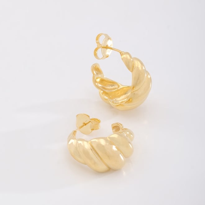 AGL-00073 BRINCO BANHADO A OURO 18K EM FORMATO DE ARGOLA COM DESIGN TORCIDO