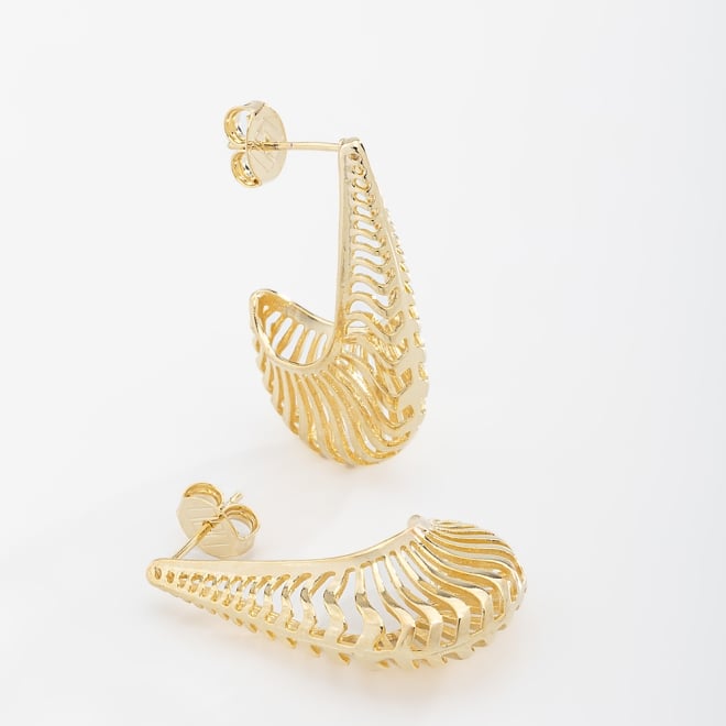 AGL-00107 BRINCO BANHADO A OURO 18K EM FORMATO DE ARGOLA COM DESIGN VAZADO