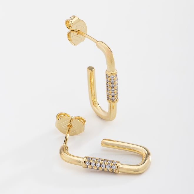 AGL-00131 BRINCO BANHADO A OURO 18K EM FORMATO DE ARGOLA OVAL COM DETALHE CENTRAL EM ZIRCÔNIAS