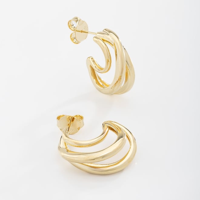 AGL-00144 BRINCO BANHADO A OURO 18K EM FORMATO DE ARGOLA COM DESIGN TRIPLO ENTRELA&Ccedil;ADO