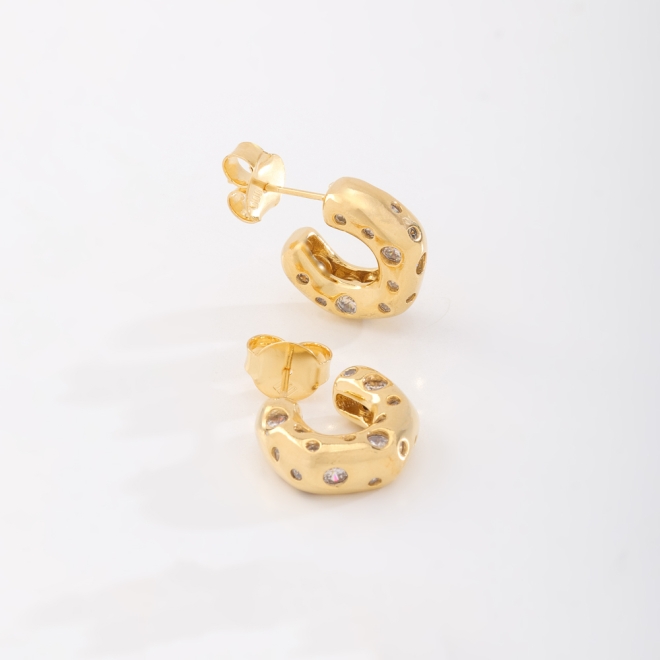 AGL-00183 BRINCO BANHADO A OURO 18K EM FORMATO DE ARGOLA COM DESIGN ENCORPADO