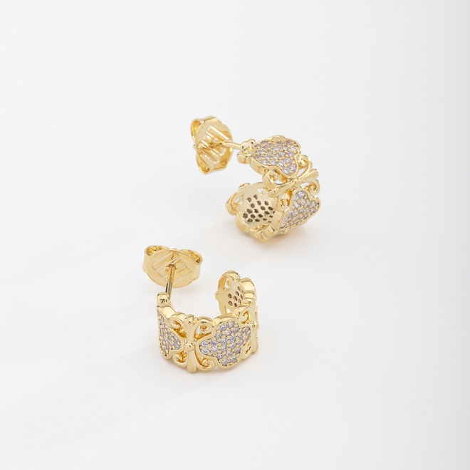 AGL-00207 BRINCO BANHADO A OURO 18K EM FORMATO DE MINI ARGOLA COM DETALHES EM CORAÇÕES