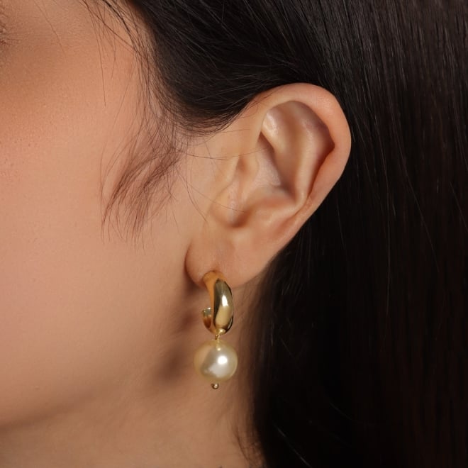 AGL-00242 BRINCO ARGOLA BANHADO A OURO 18K COM DETALHE EM P&Eacute;ROLA