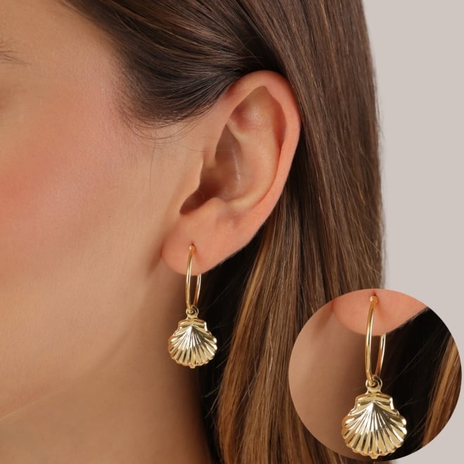 AGL-00257 BRINCO BANHADO A OURO 18K EM FORMATO DE ARGOLA COM PINGENTE DE CONCHA