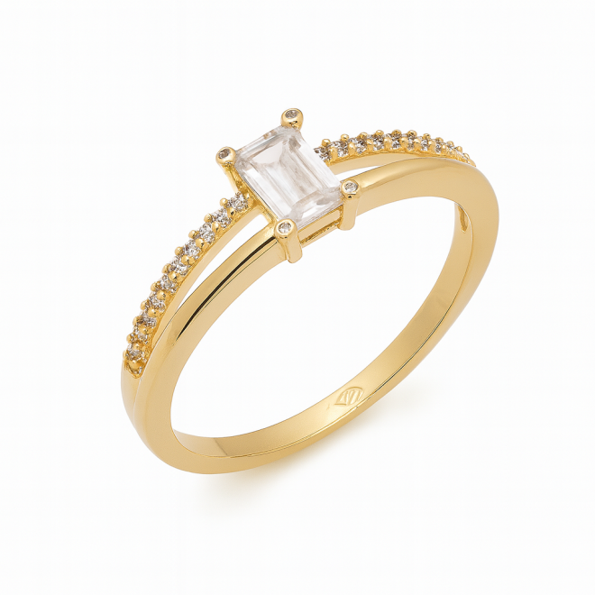 AN-00545 ANEL BANHADO A OURO 18K COM ZIRCÔNIA CENTRAL EM FORMATO RETANGULAR